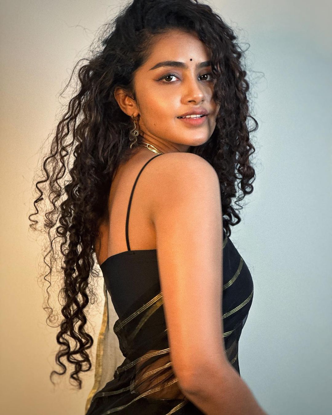 anupama parameswaran black saree pics