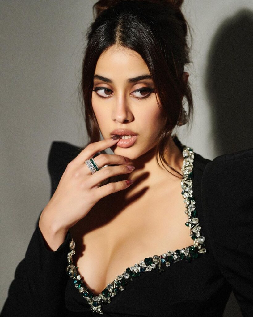 janhvi kapoor hot photos in black dress december 2022