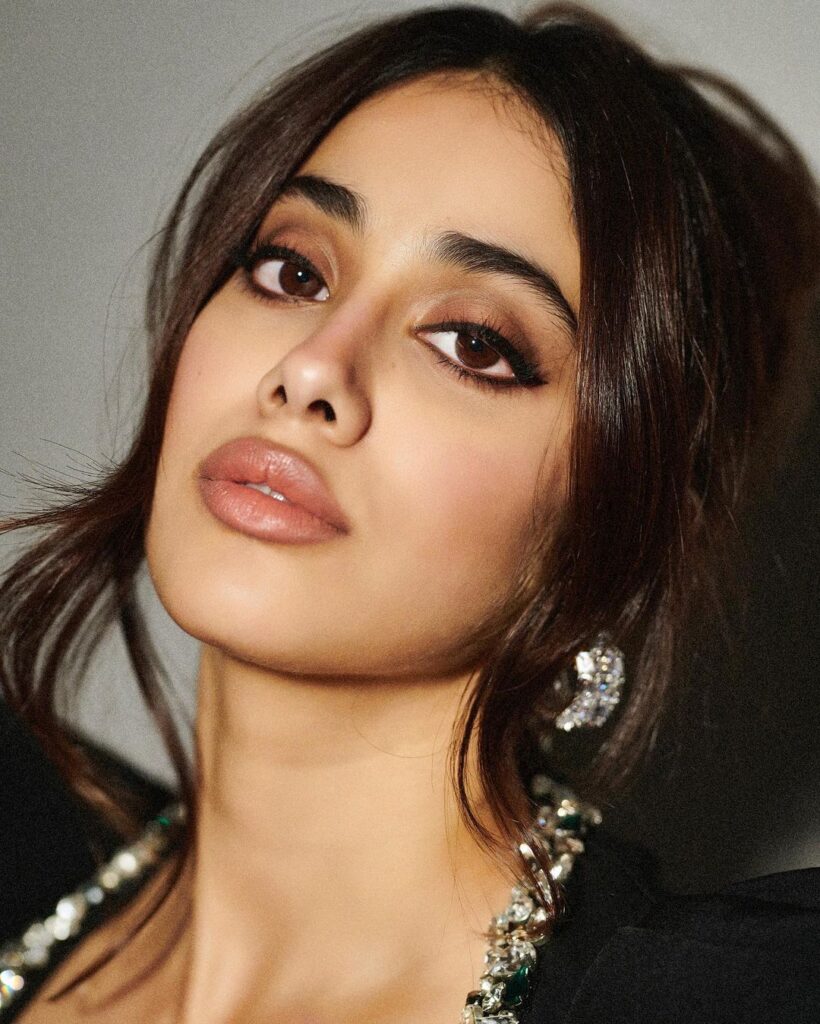 janhvi kapoor hot photos in black dress december 2022