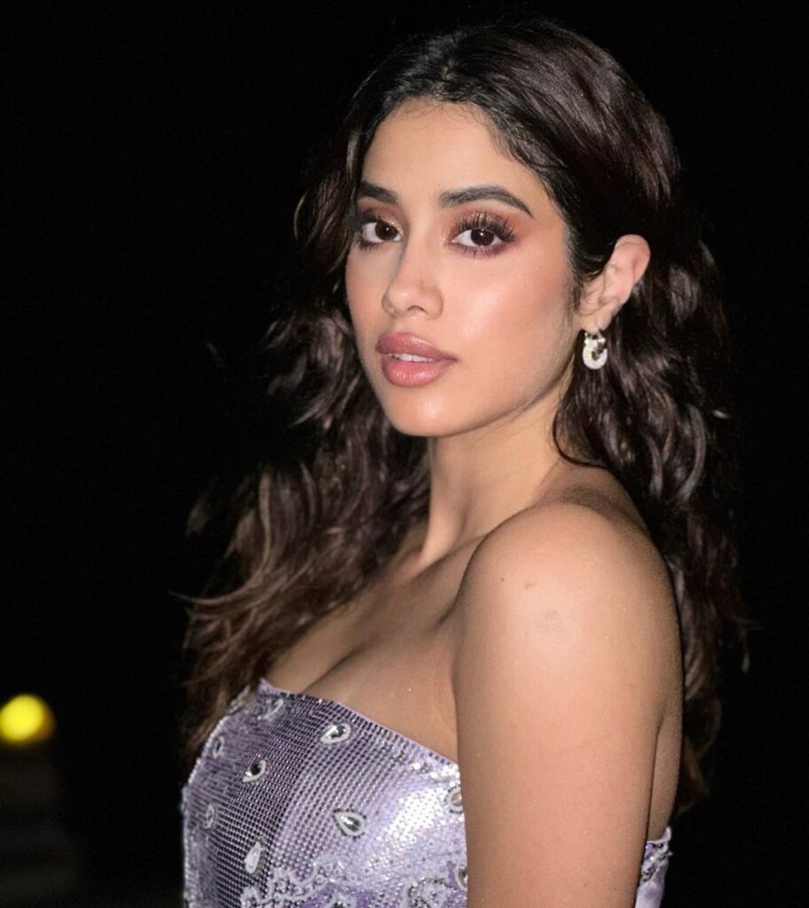 janhvi-kapoor-hot-pics (4)