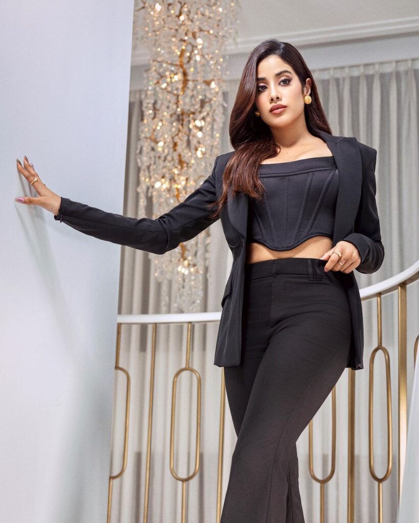 janhvi kapoor black dress photos