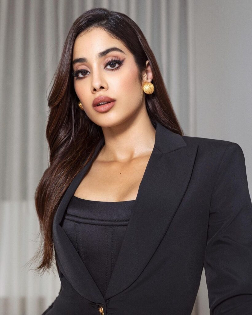 janhvi kapoor black dress photos