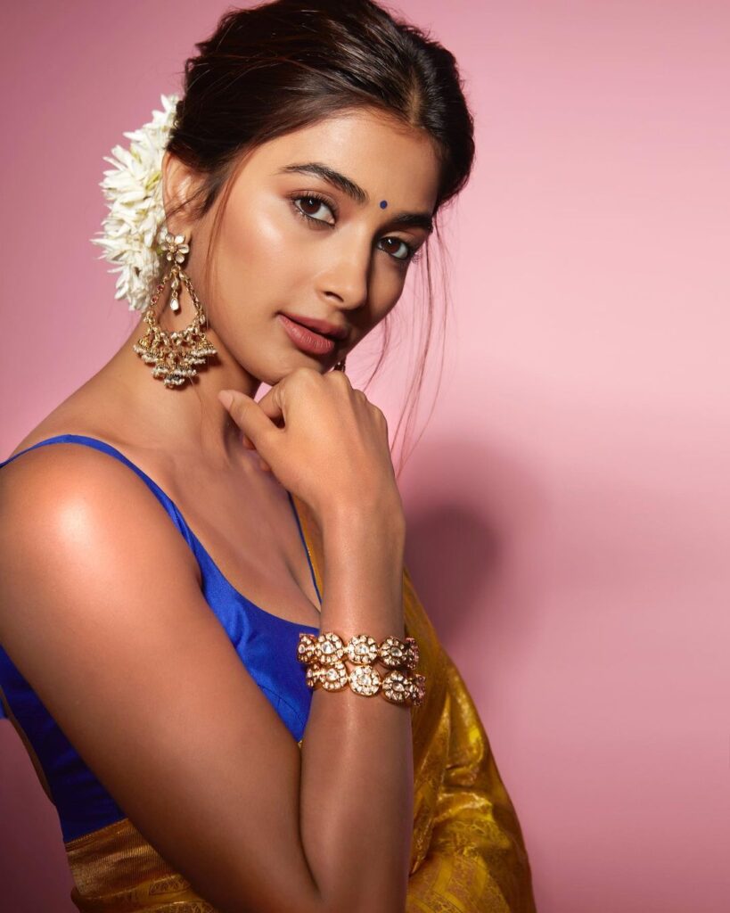 pooja hegde hot in saree latest stills