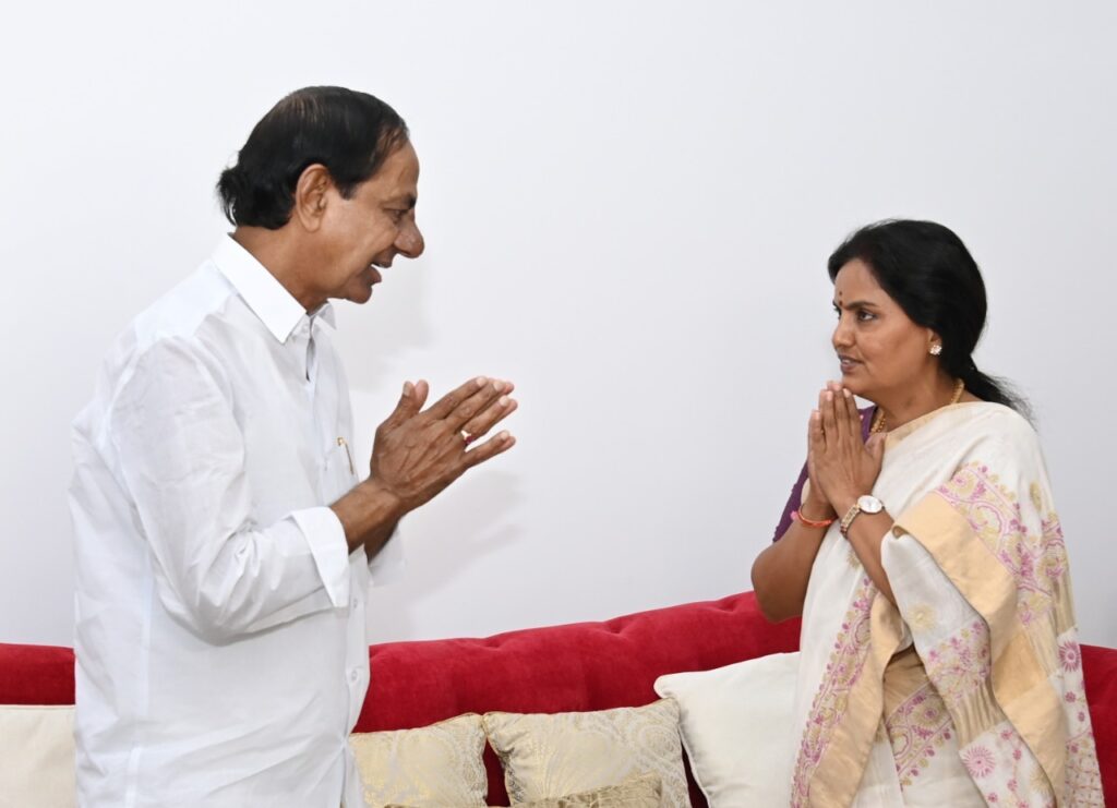 cs shanthi kumari ias meets cm kcr