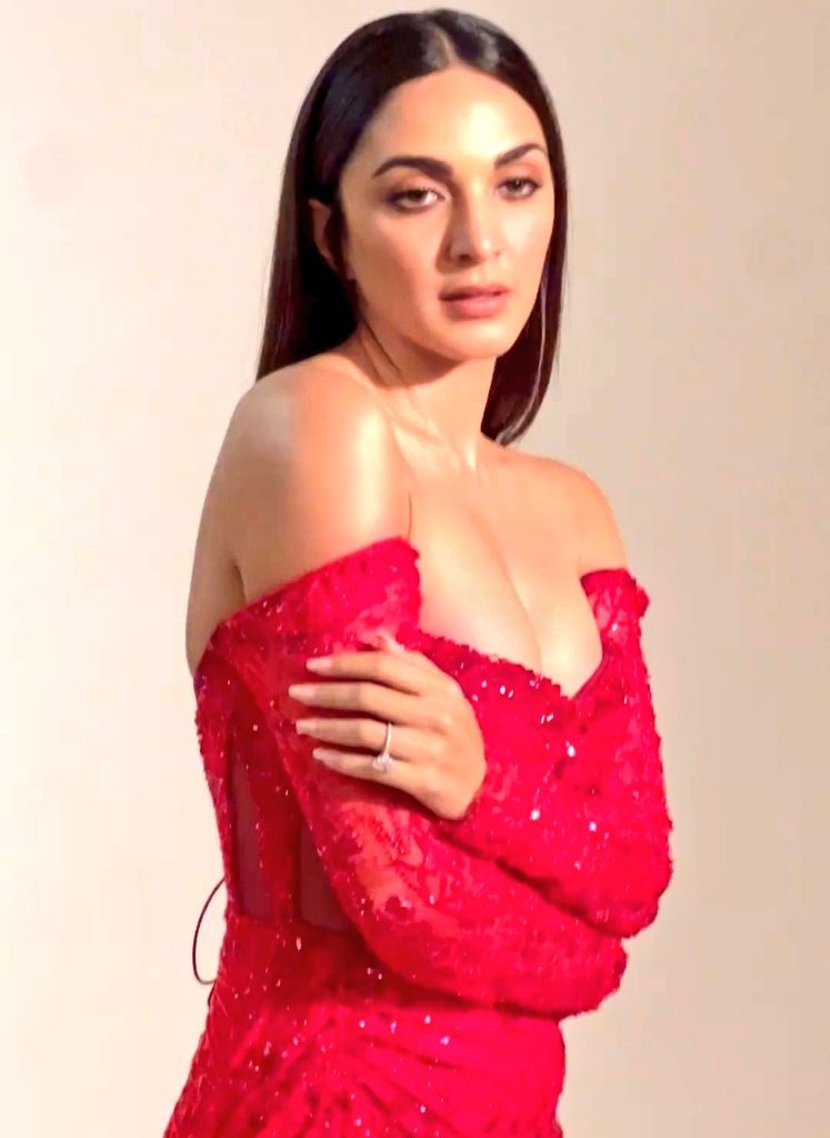 Kiara Advani hot at Zee Cine Awards 2023