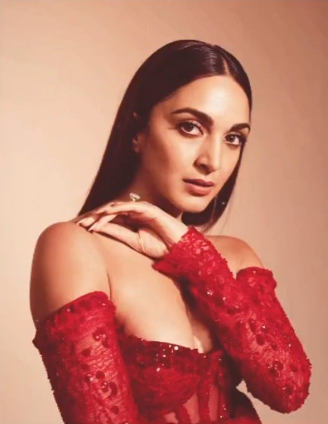 Kiara Advani hot at Zee Cine Awards 2023