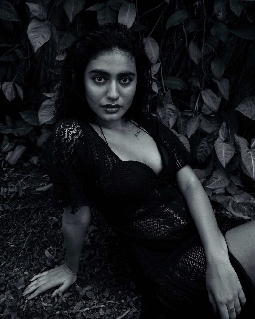 priya prakash varrier black dress hot photos