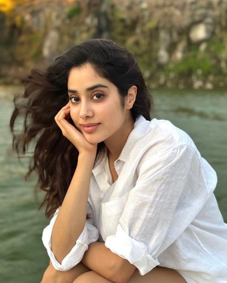 janhvi kapoor hot stills