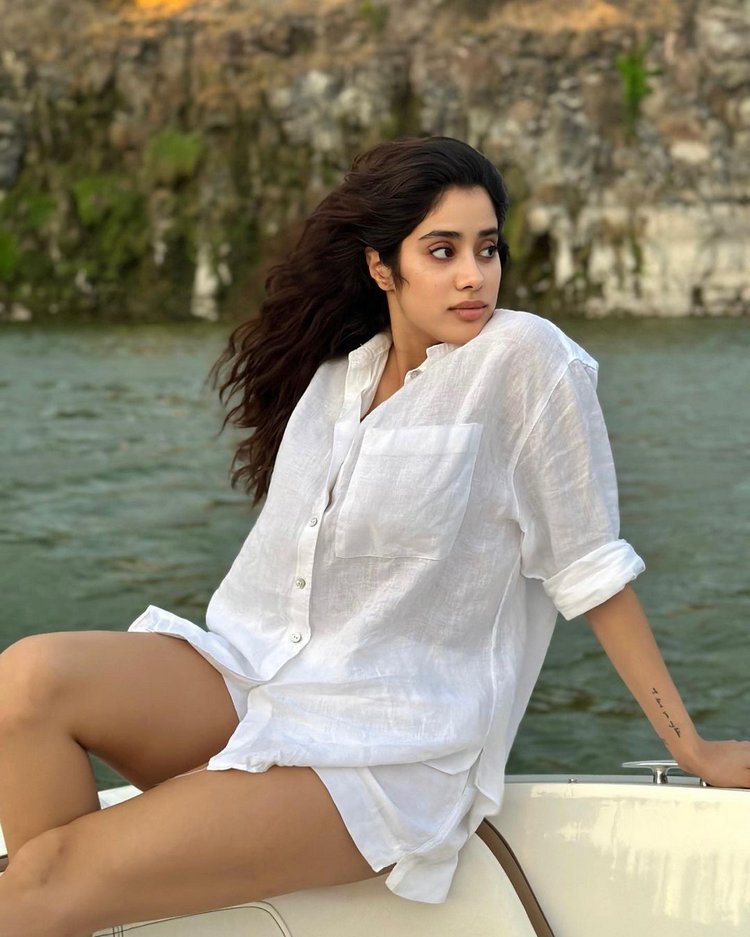 janhvi kapoor hot stills