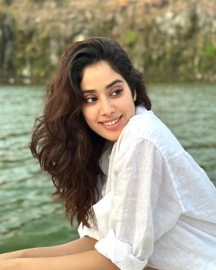 janhvi kapoor hot stills