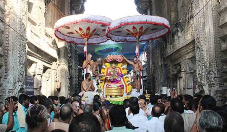 Tirupati: తిరుపతిలో బ్రహ్మోత్సవ సంబరం.. చిన్నశేష వాహనంపై గోవిందుడు
