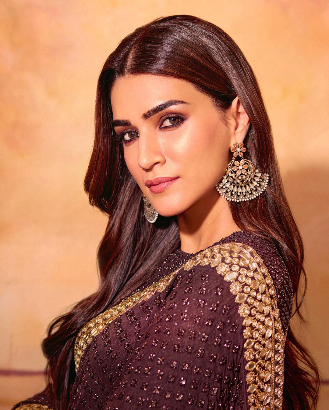 kriti sanon black saree