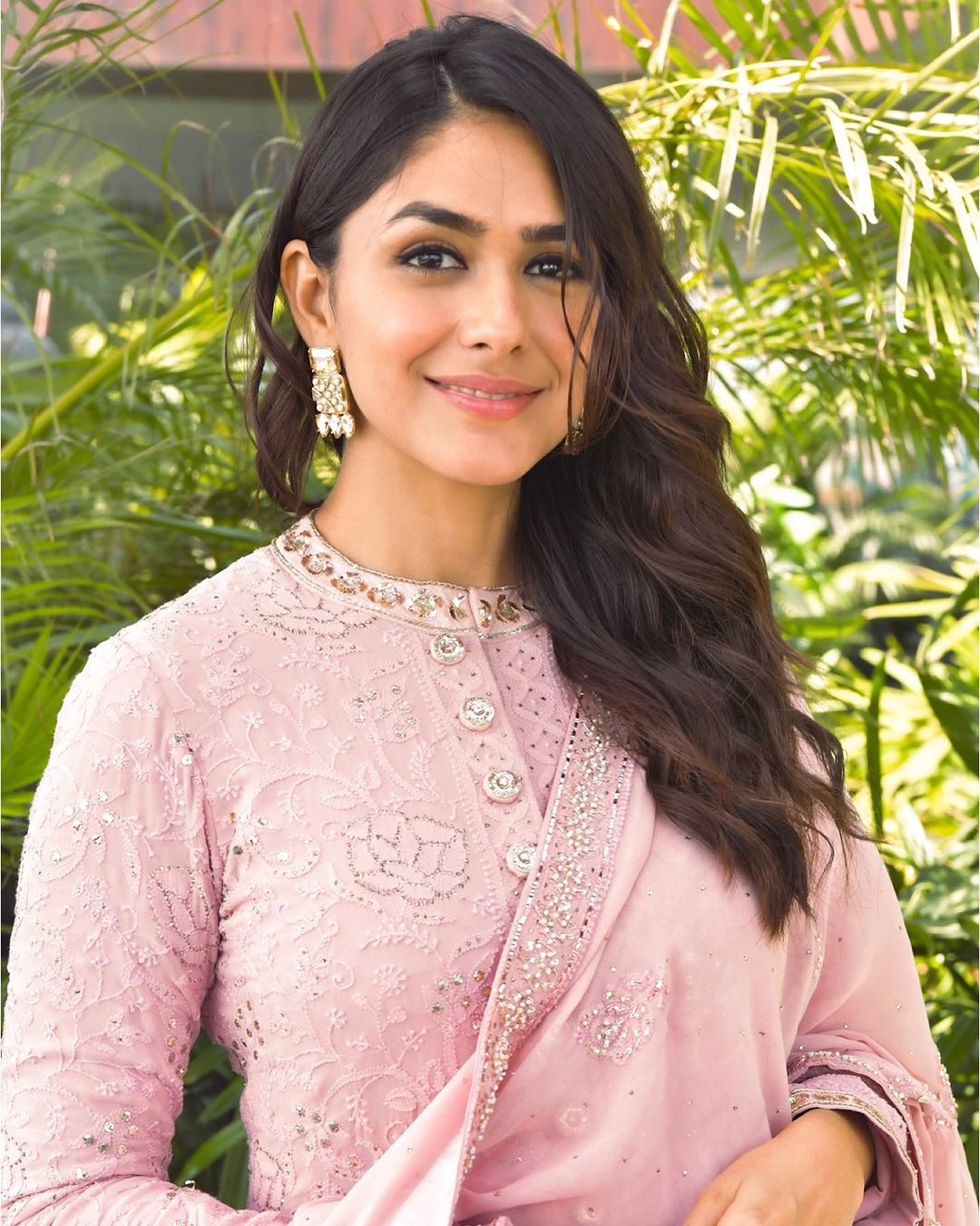 mrunal thakur