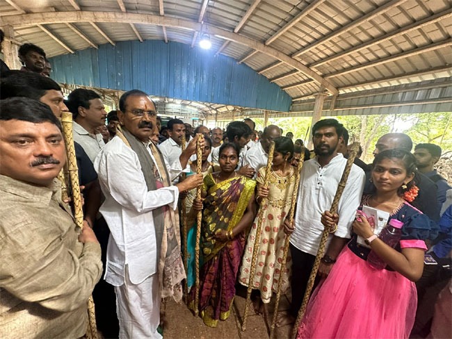 Tirumala News : తిరుమల నడక దారి లో భక్తులకు చేతికర్రల పంపిణీ
