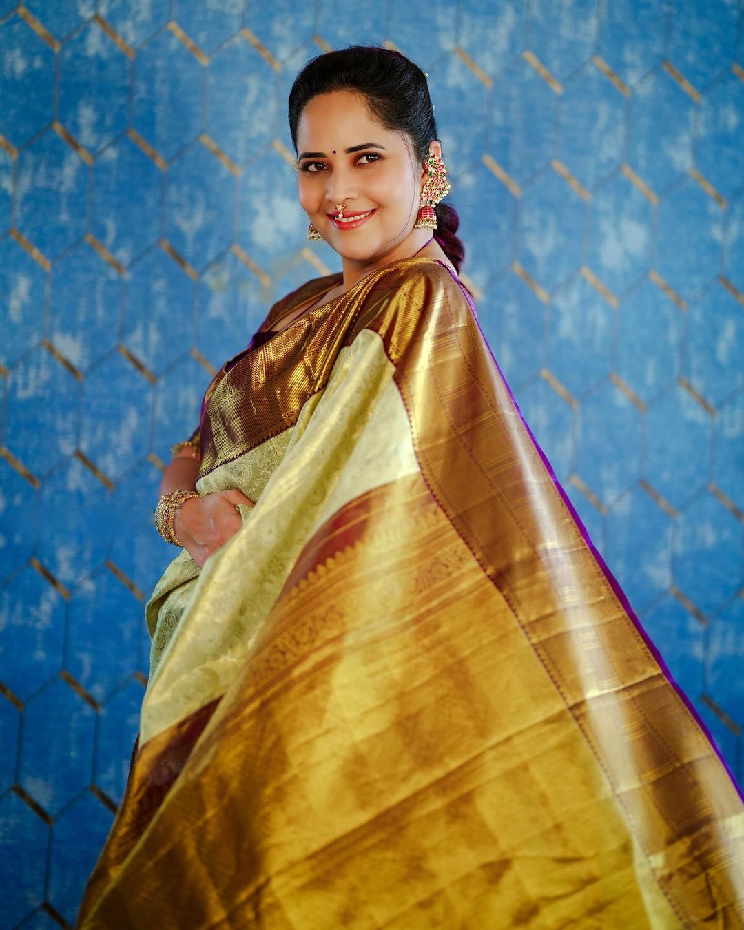 anasuya saree stills