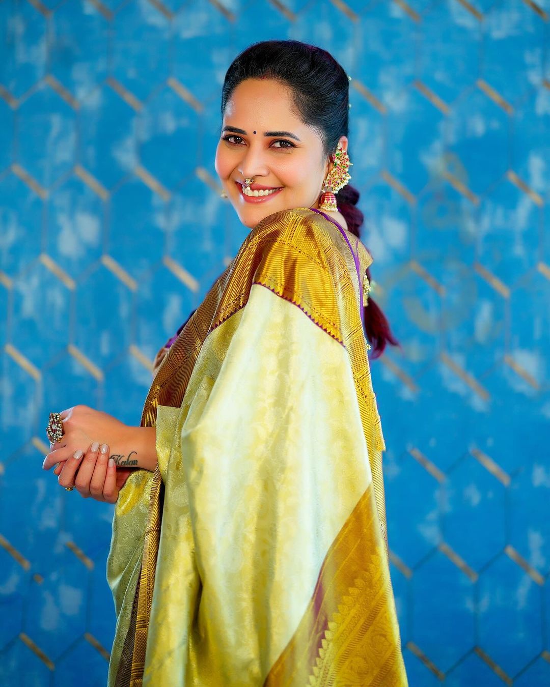 anasuya saree stills