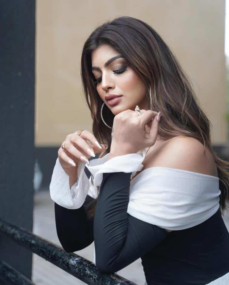 Akanksha puri 22